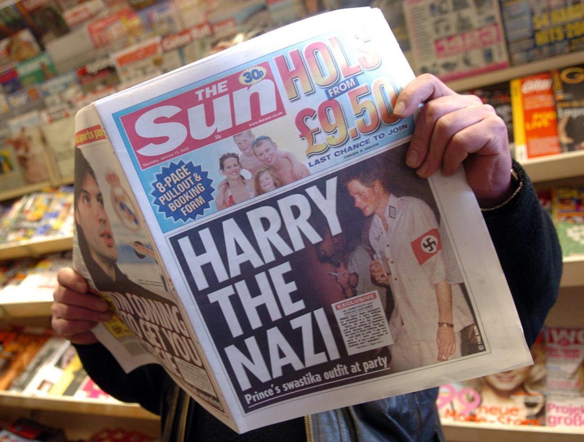 The Sun publicó en portada la escandalosa foto del príncipe Harry con el uniforme nazi.