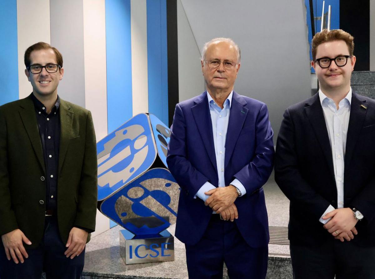 Brendan Paddison, Decano de la Facultad de Empresas, y Matt Blake, Responsable de
Relaciones Internacionales de YSJU junto a D. José Domingo Martín, Presidente de ICSE. |  | LPR