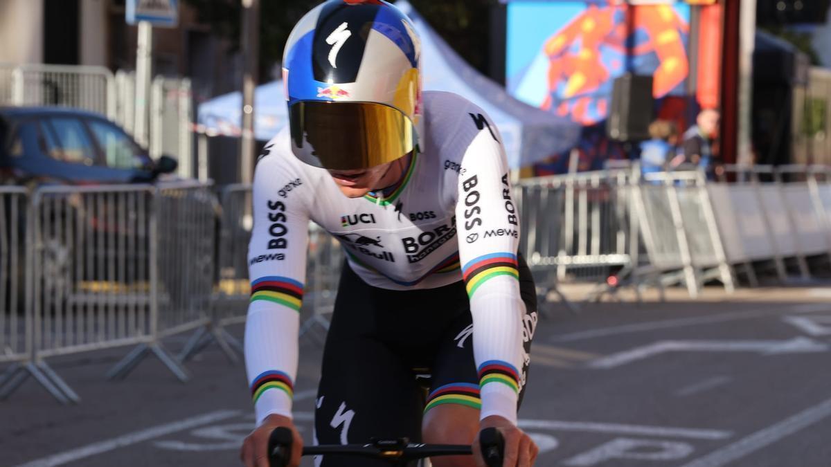 Evenepoel cruzando la linea de meta en Alginet