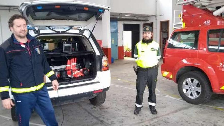 La Guardia Civil de Lalín desinfecta sus distintos vehículos en el parque de bomberos de Silleda desde el inicio de la crisis sanitaria causada por el coronavirus. // Bernabé