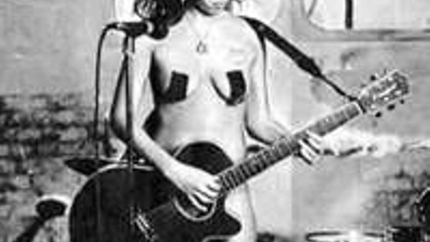 Amy Winehouse: Desnudo contra el cáncer de mama
