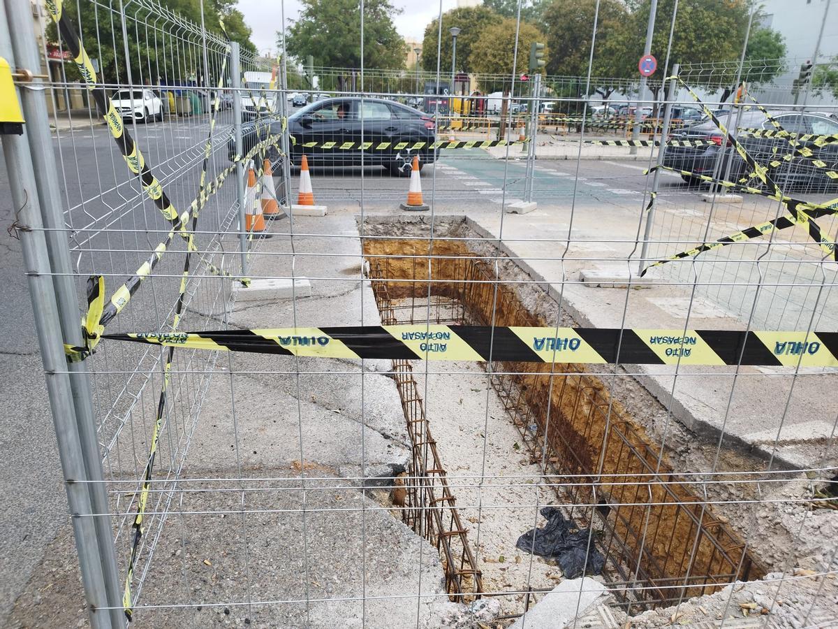 Avances en las obras de la línea 3 del Metro de Sevilla en Pino Montano en la calle Agricultores y Mar de Alborán