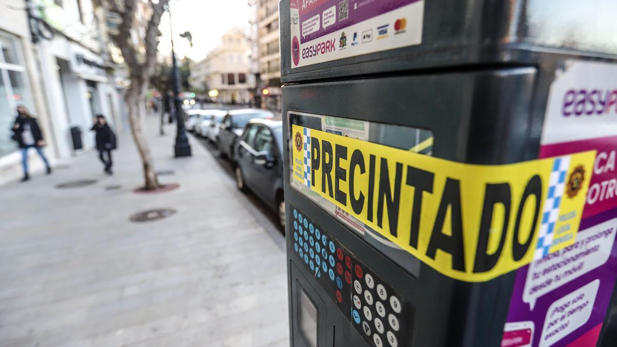 Parquímetro precintado por la Policía Local de Orihuela