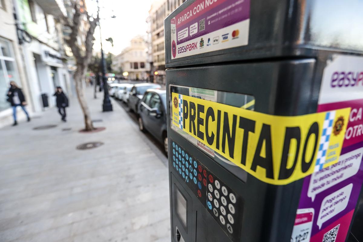 Parquímetro precintado por la Policía Local de Orihuela
