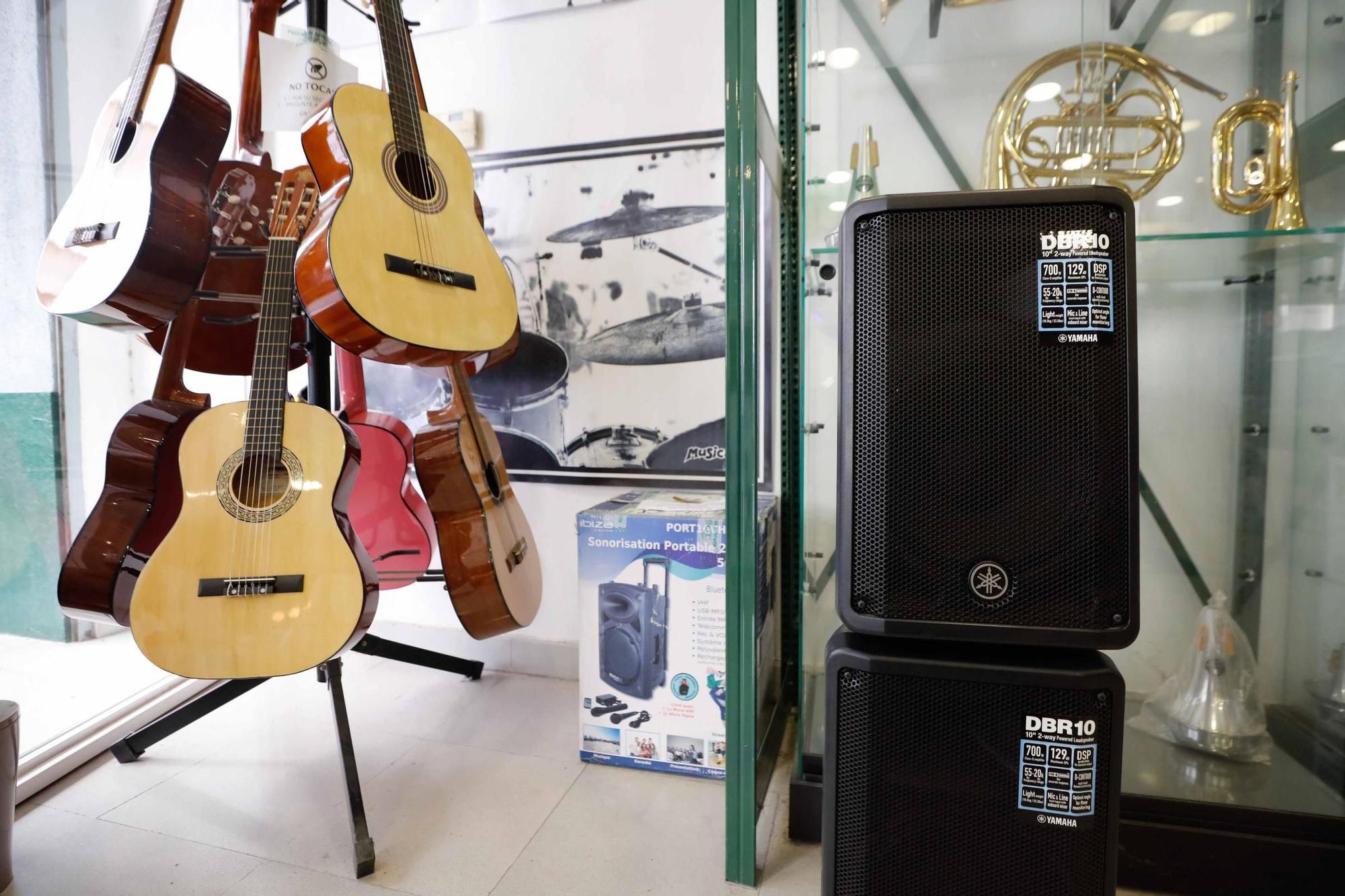 Problemas de suministro en las tiendas de música de Ibiza: cuando conseguir un teclado es casi misión imposible