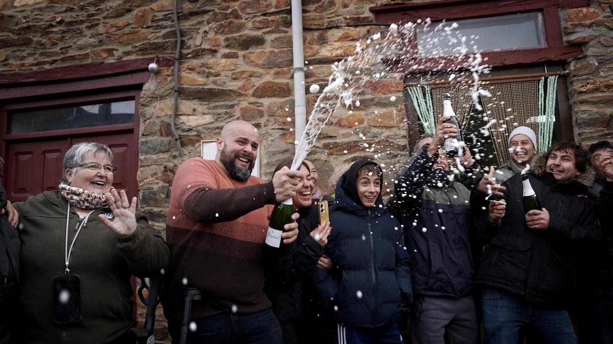 Vecinos de Manzaneda, León, celebran el Gordo de la Lotería de Navidad.