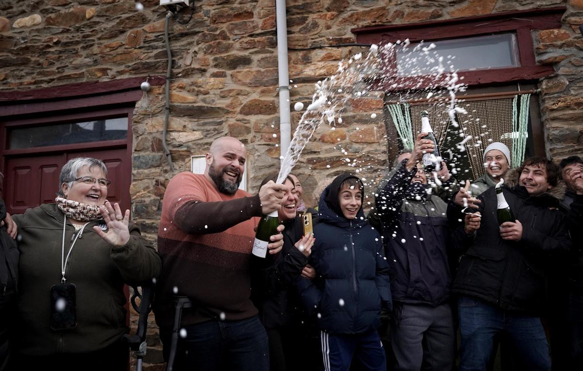 Vecinos de Manzaneda, León, celebran el Gordo de la Lotería de Navidad.