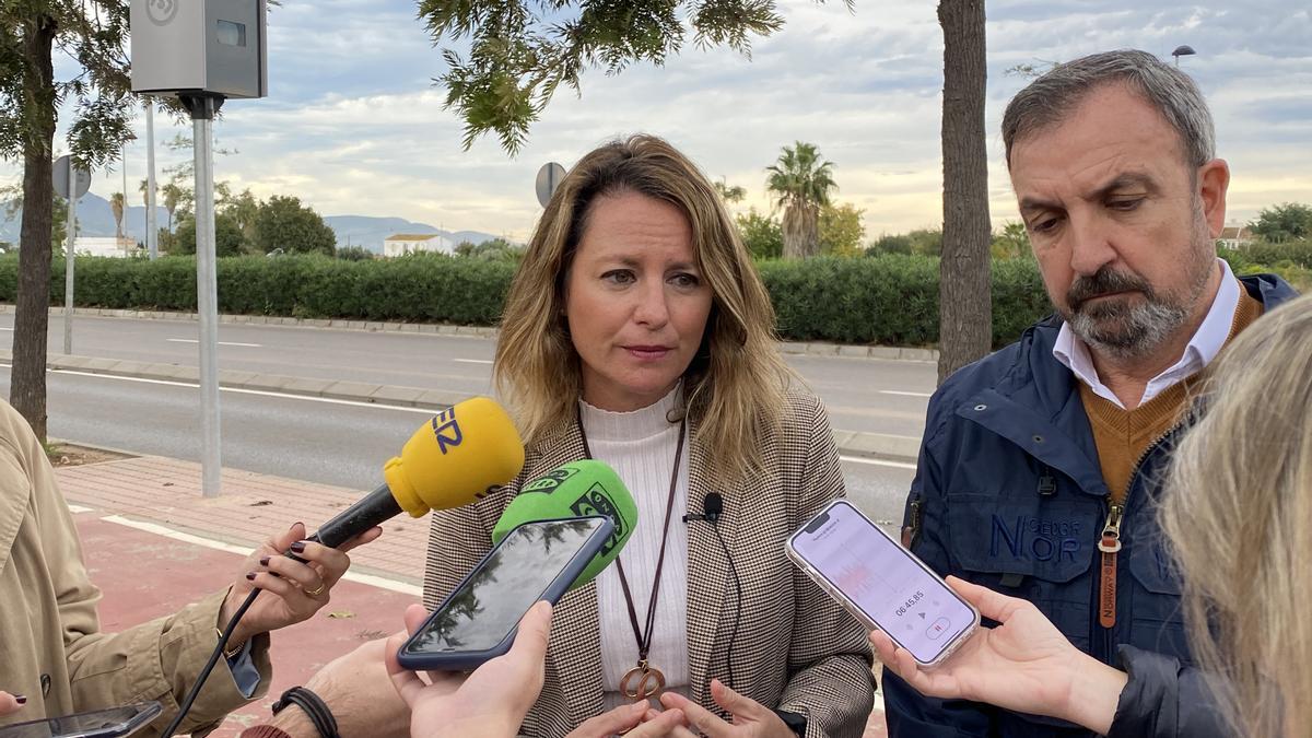 La portavoz del PP, Begoña Carrasco, y el concejal Juan Carlos Redondo, este lunes, en rueda de prensa.