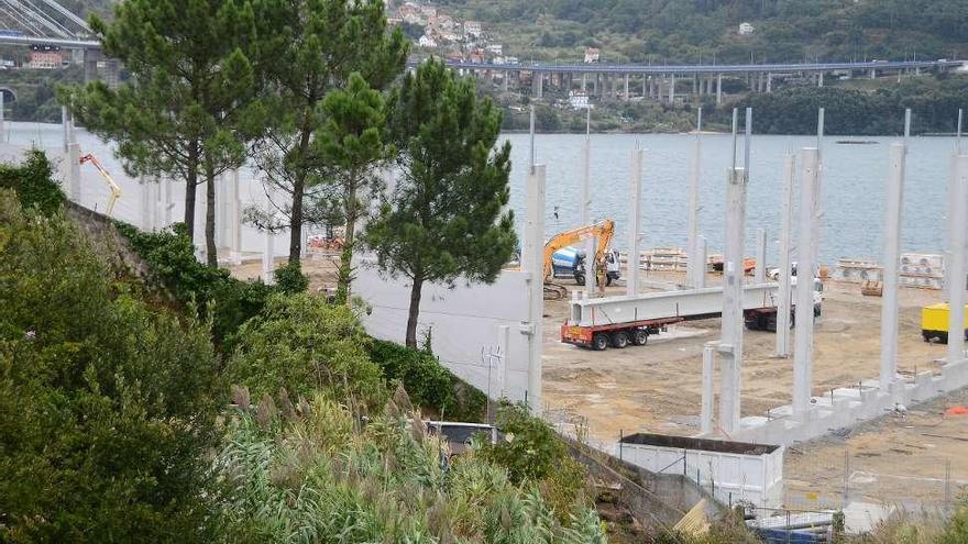 Una vista de la estructura de la nueva planta de Fandicosta con Rande al fondo. // S.A.