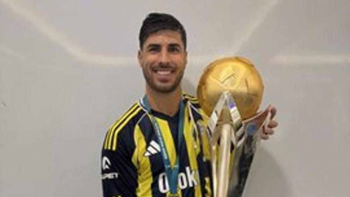 Marco Asensio posa con su trofeo de campeón.