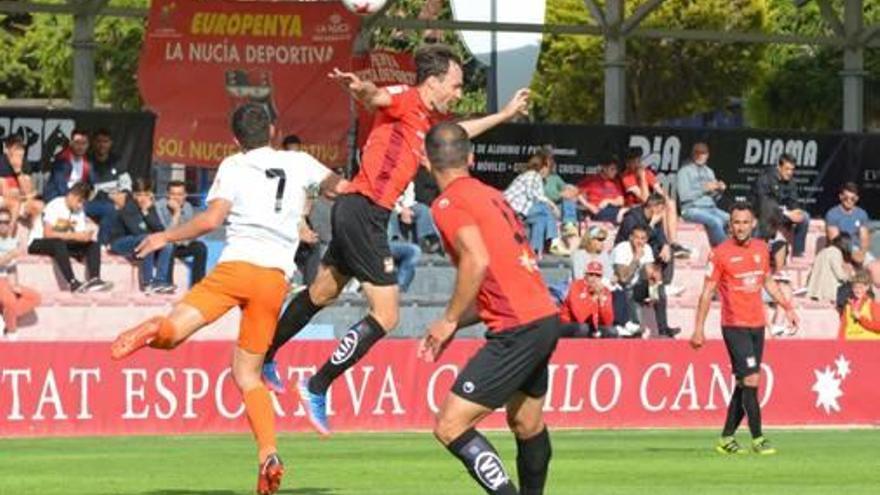 Un instante del partido disputado ayer en el Camilo Cano.