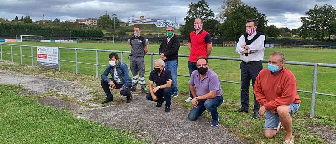 Representantes de los clubes de fútbol afectados, ayer, en El Berrón.