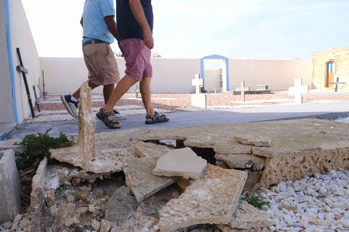 Lápidas levantadas y nichos destrozados por vandalismo en el cementerio de Tabarca