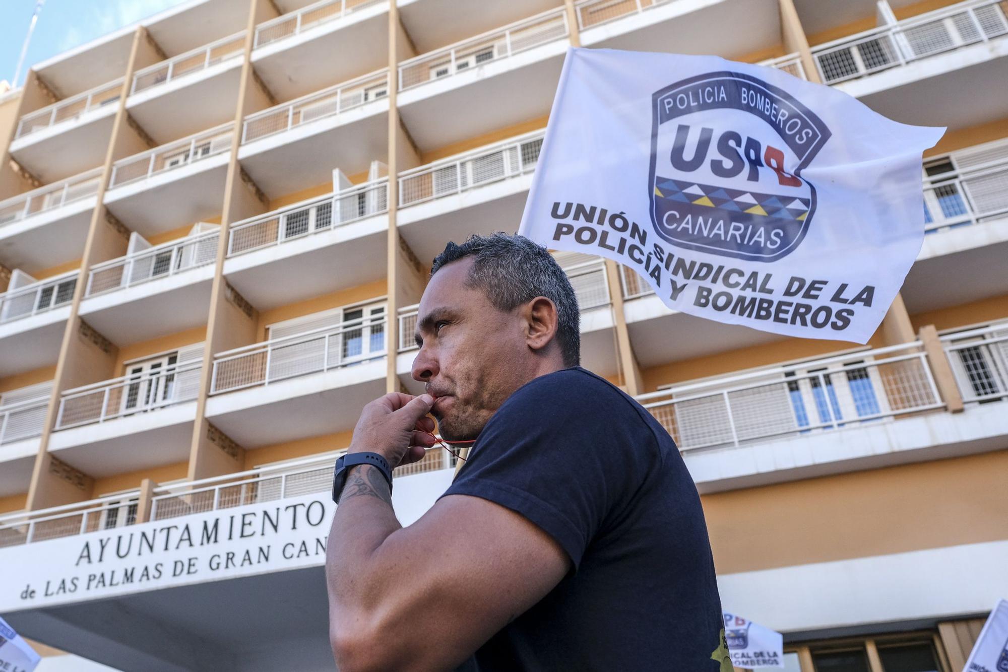 Concentración de la Policía Local frente al Ayuntamiento