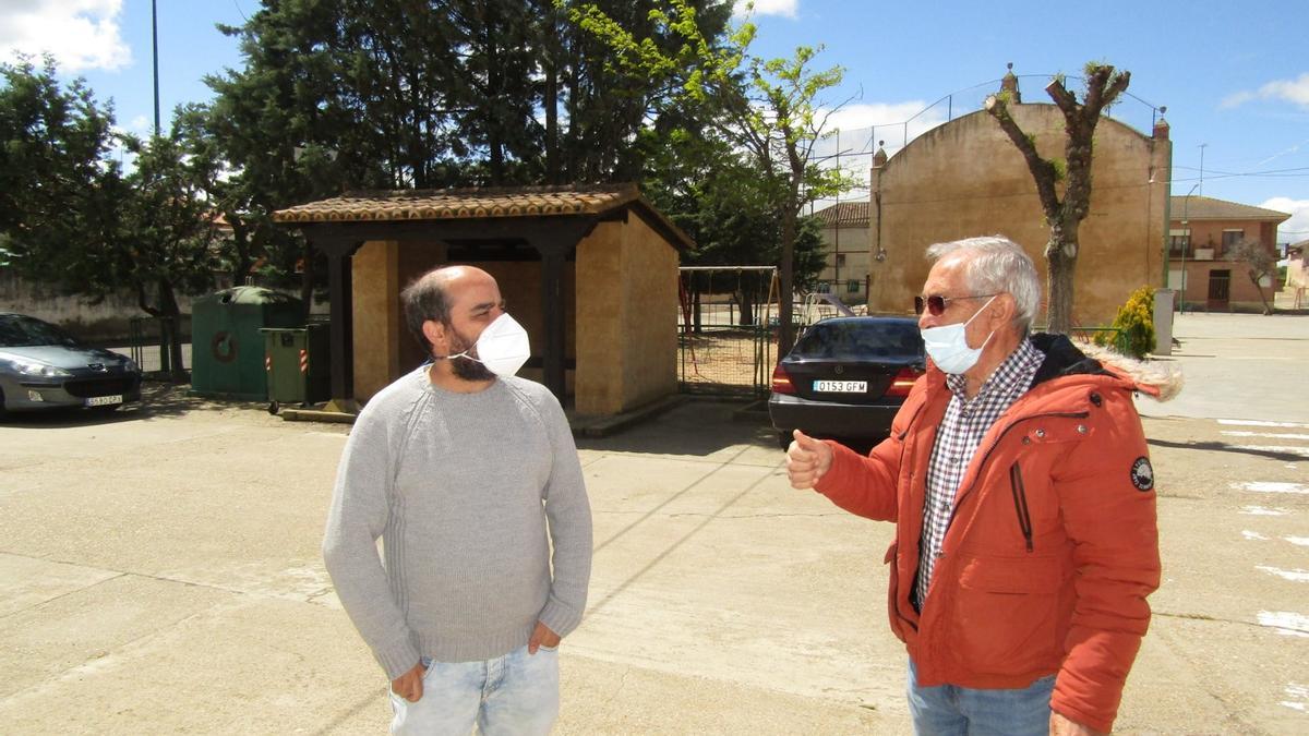 Eduardo Folgado y José García Badallo en la plaza de Tapioles