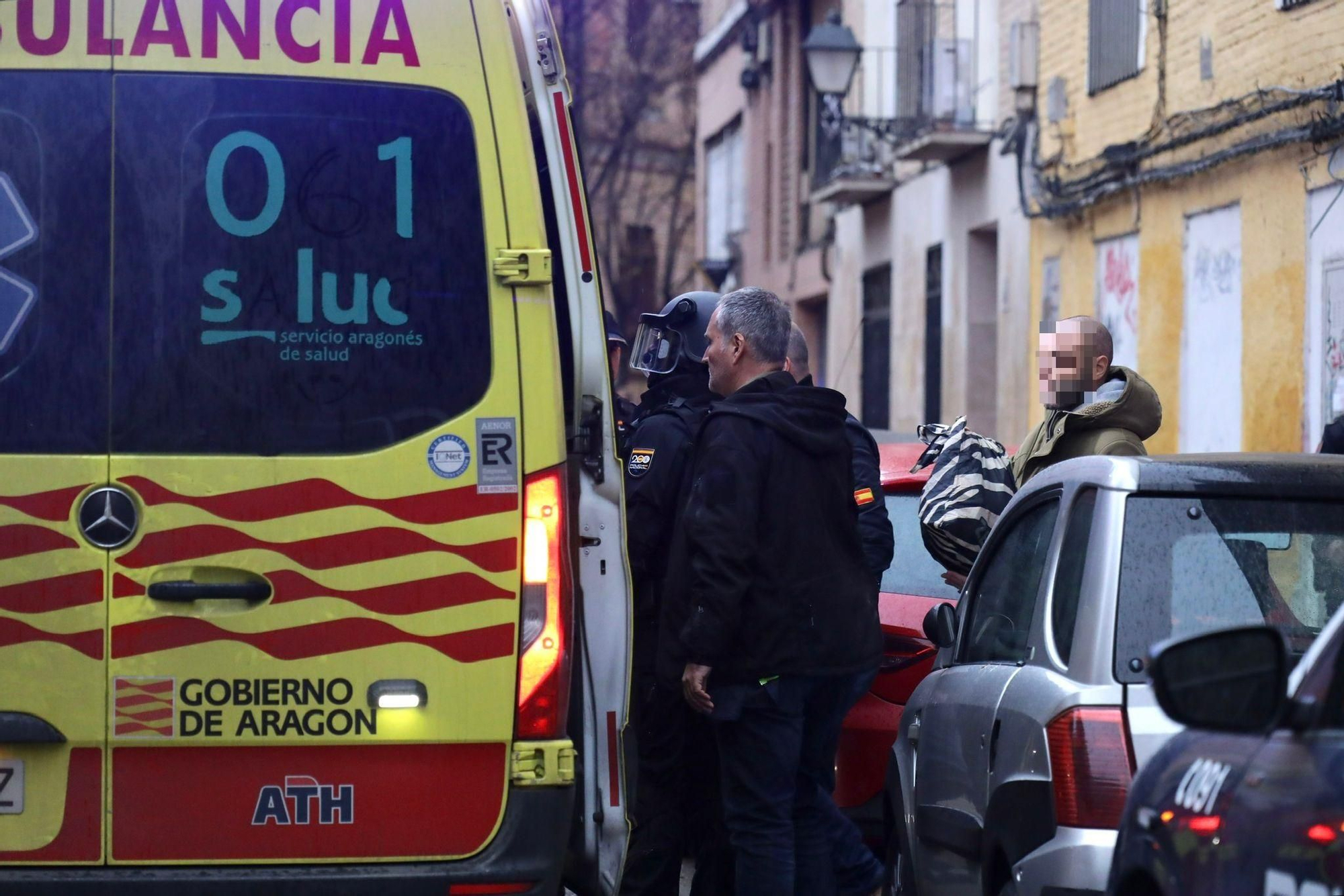 EN IMÁGENES | Un hombre se atrinchera en su casa tras apuñalar a otro en el cuello tras una pelea en la calle El Sepulcro de Zaragoza