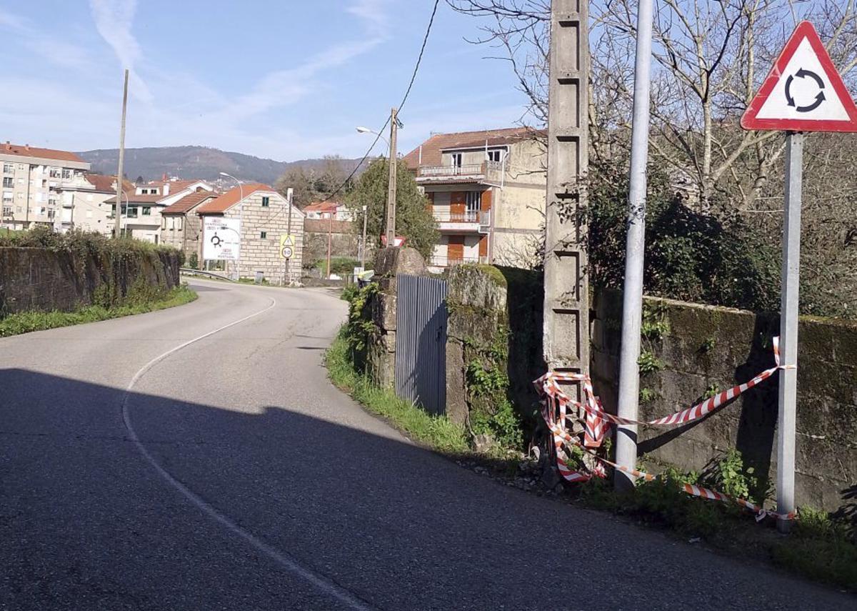 El poste de hormigón con riesgo de caída en la N-555 en Redondela.