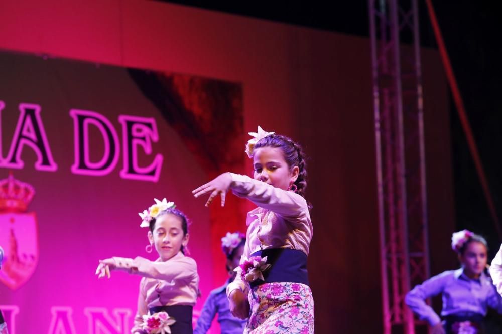 La Feria de Sevillanas 2017 comenzó anoche con una gran afluencia de público, actuaciones flamencas y de sevillanas, gastronomía y casetas, en el recinto portuario de Torrevieja