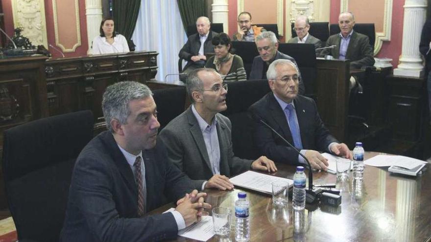 Valentín García, Jesús Vázquez, y Xosé González, (de izq. a dcha.), en la presentación. // Iñaki Osorio