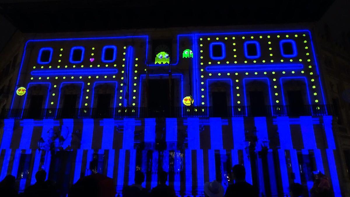 La fachada de Cort durante el espectáculo de luces.