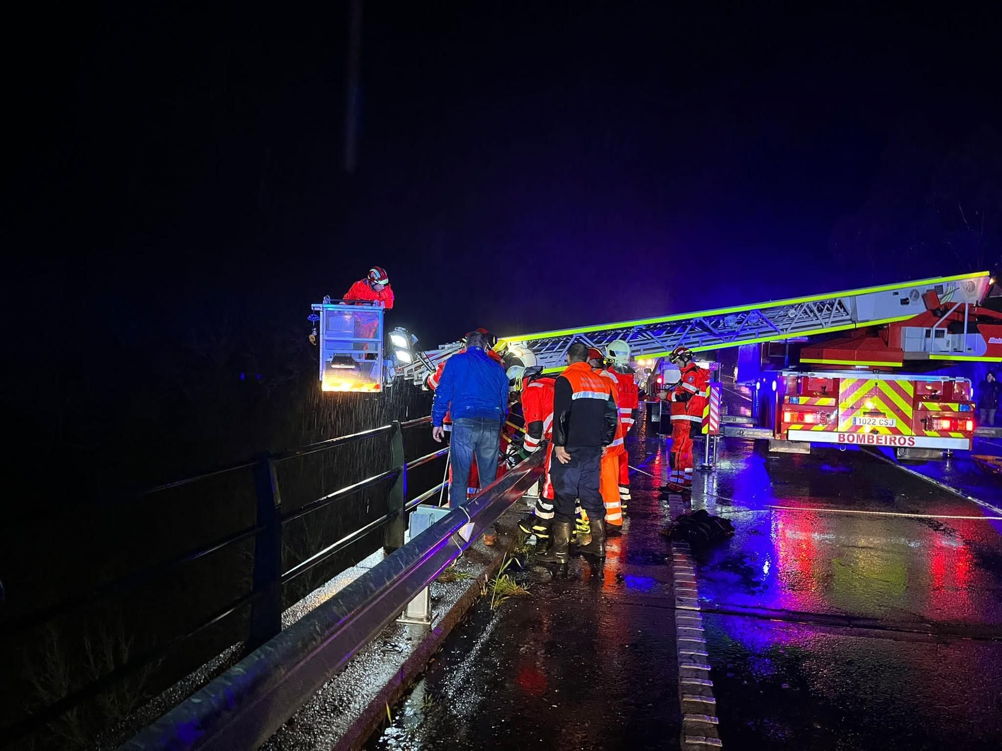 Operativo de búsqueda y rescate tras caer un autobús de pasajeros al río Lérez