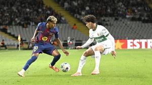 Barcelona. 02.11.2025. Deportes.  Lamine encara a Héctor Fort durante el partido de liga entre el FC Barcelona y el Elche en el estadio LLuis Companys. Fotografía de Jordi Cotrina