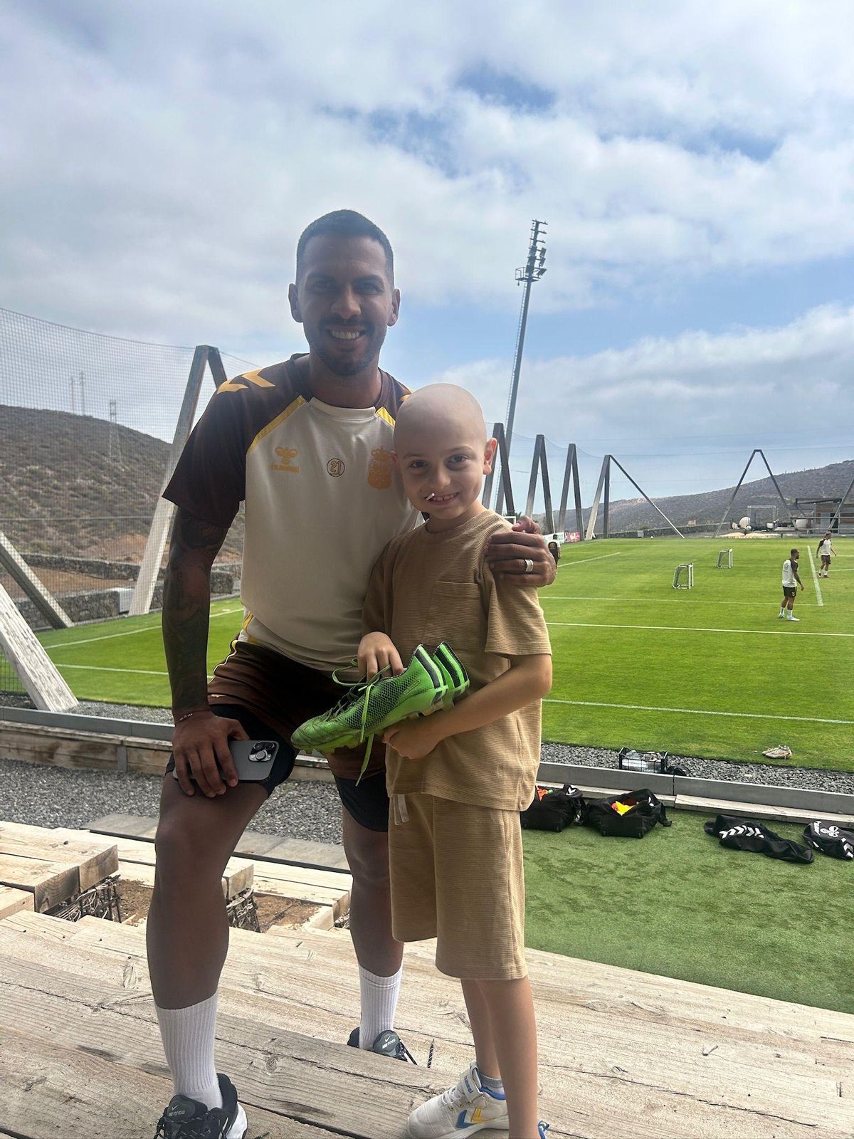 Jonathan Viera junto a Elías y las botas firmadas