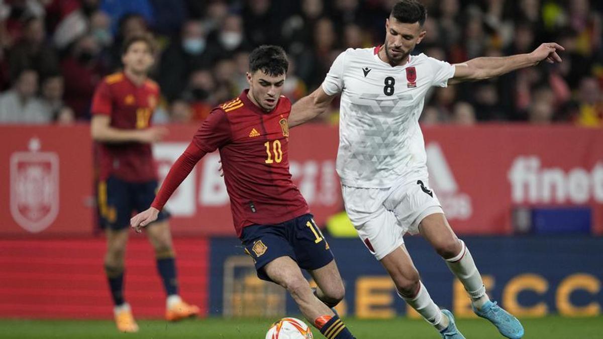 Gjasula presiona a Pedri en el amistoso España-Albania disputado en Cornellà en marzo de 2022.