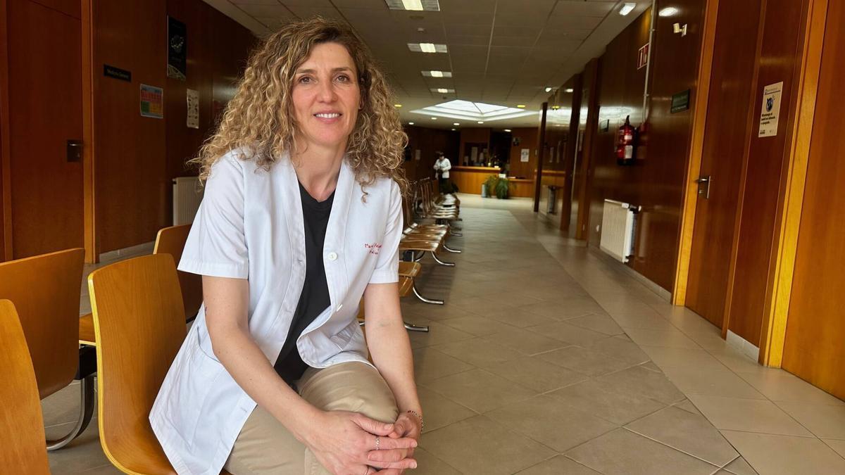 La doctora María Folgueiras Artime, en el centro de salud de Trevías (Valdés)