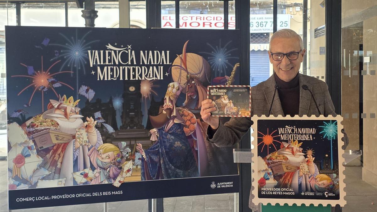 Ballester, con el cartel, la carta y el sello de proveedores