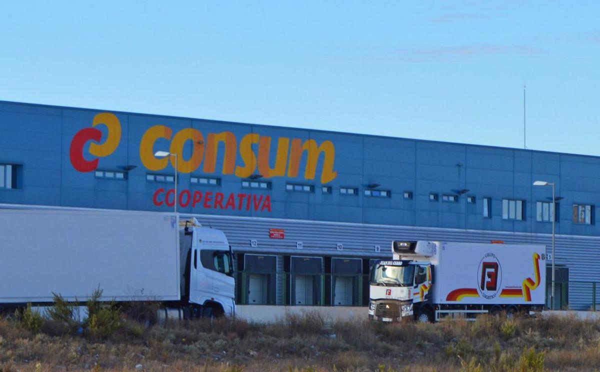 Consum es una de las grandes empresas que desarrolla su actividad en los polígonos industriales ubicados junto a la carretera de Mula.  | L.O.