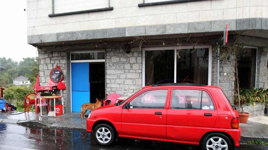 Los destrozos del robo en el bar de Carballeda han obligado a instalar una puerta provisional.