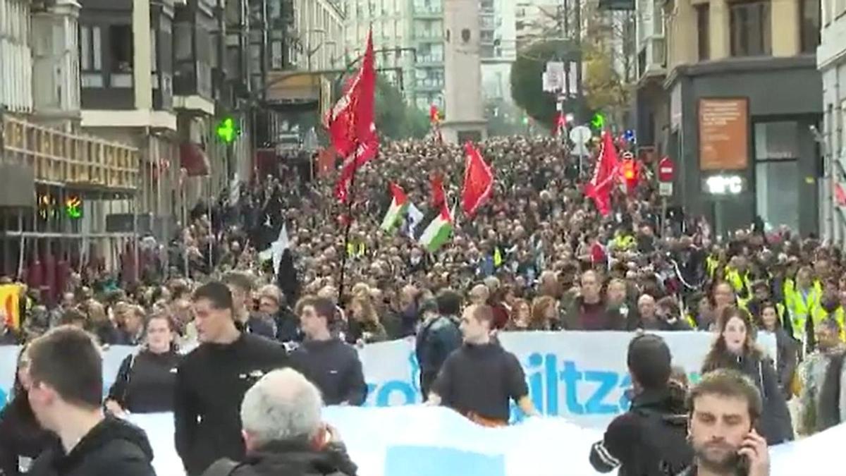 Multitudinaria manifestación en Bilbao en apoyo a los derechos de los presos de ETA