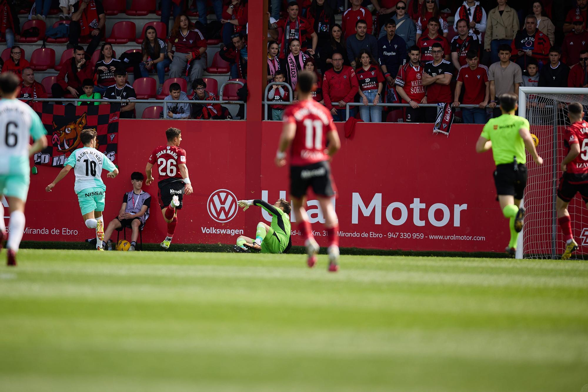 Imágenes del ansiado triunfo del Sporting en su visita al Mirandes