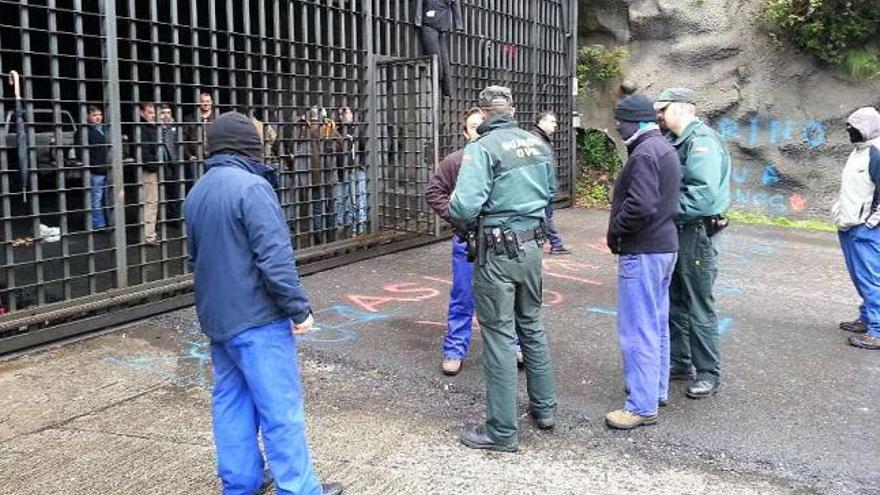 La Guardia Civil habla con los mineros en la puerta de la mina de Pilotuerto. | pepe rodríguez