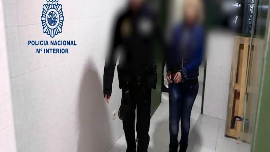 Detenida la mujer que trató de prostituir a su sobrina en una cafetería de Elche