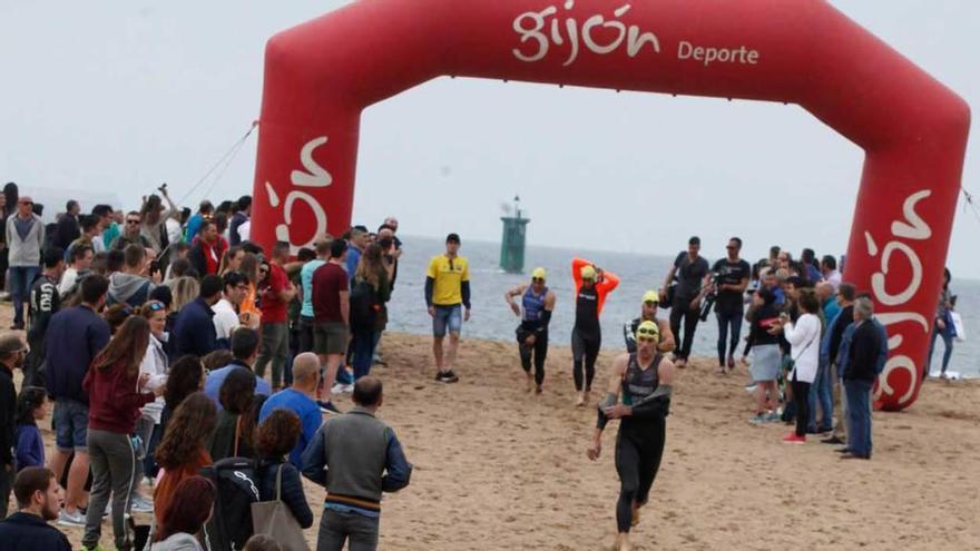 Los participantes, tras la prueba de natación.