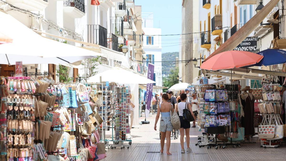 Turistas pasean por las calles del barrio de la Marina