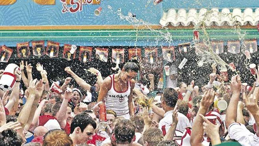 Aficionados ingleses de vacaciones en Magaluf celebran la victoria de su selección en un Mundial.