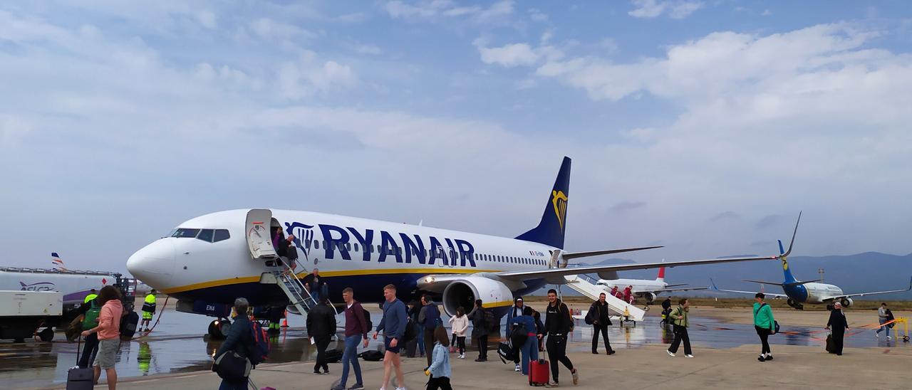 Los primeros pasajeros de la ruta con Dublín aterrizan en el aeropuerto de Castellón.