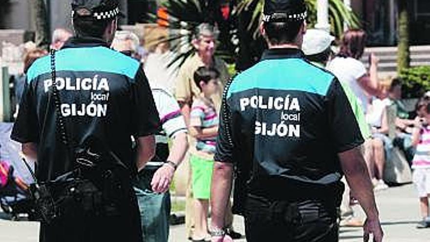 Dos agentes de la Policía Local de Gijón.