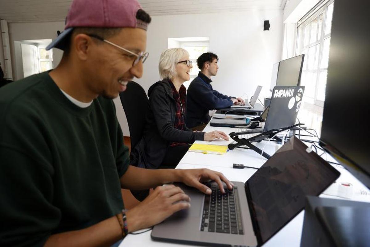 Varios de los residentes trabajan en la sala de ordenadores.   | // GUSTAVO SANTOS