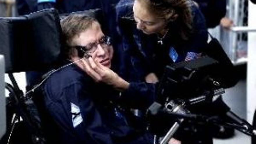 Hawking cree "maravilloso" experimentar la ingravidez