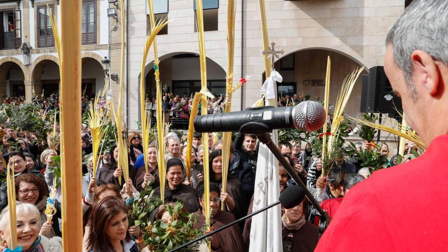 Multitudinario inicio de Semana Santa en Avilés: así fue la bendición de ramos y la procesión de La Borriquilla