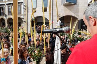 Multitudinario inicio de Semana Santa en Avilés: así fue la bendición de ramos y la procesión de La Borriquilla