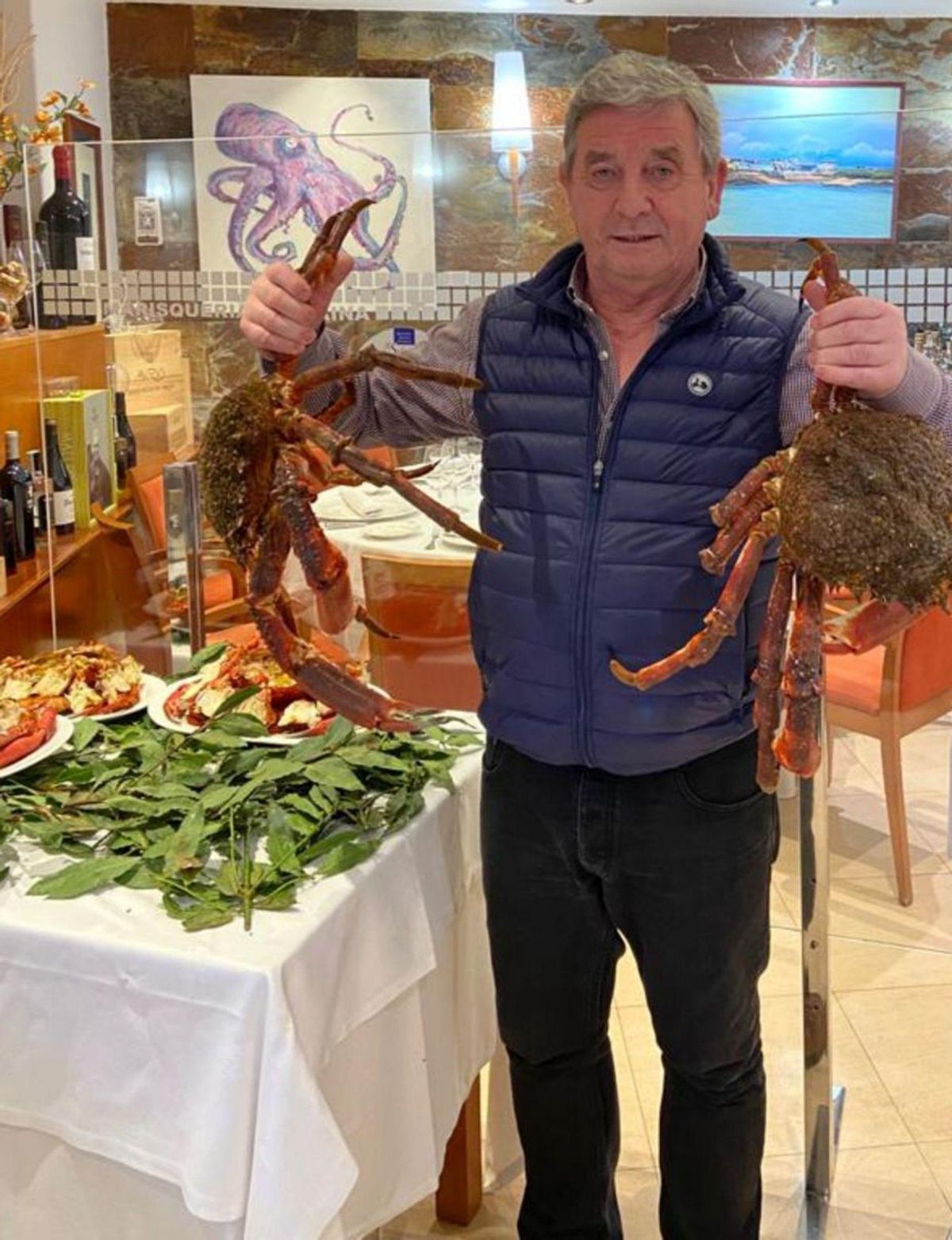 “Gabi”, el cocinero del restaurante Solaina, preparando centollos. | // M.M.