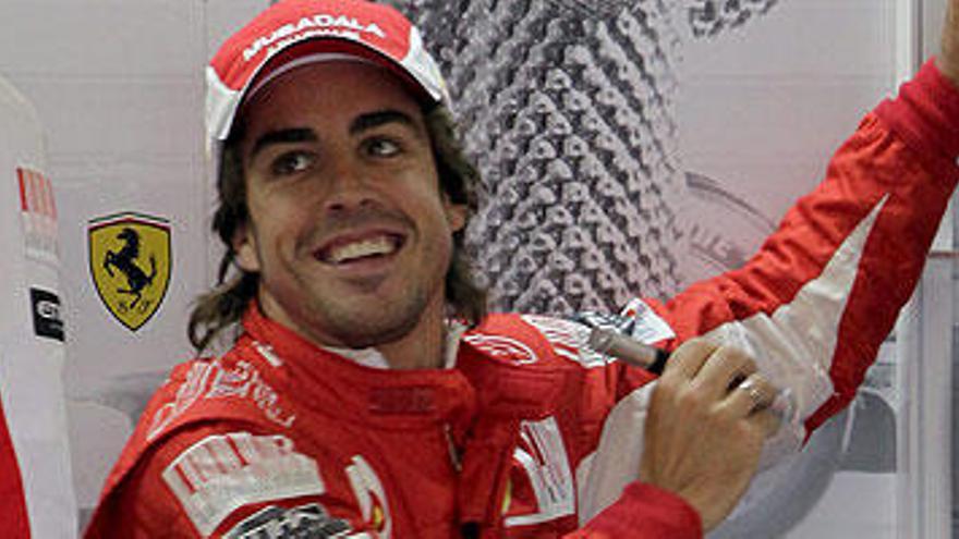 Fernando Alonso sonríe mientras conversa con un miembro del equipo Ferrari en el circuito Gilles Villeneuve de Montreal