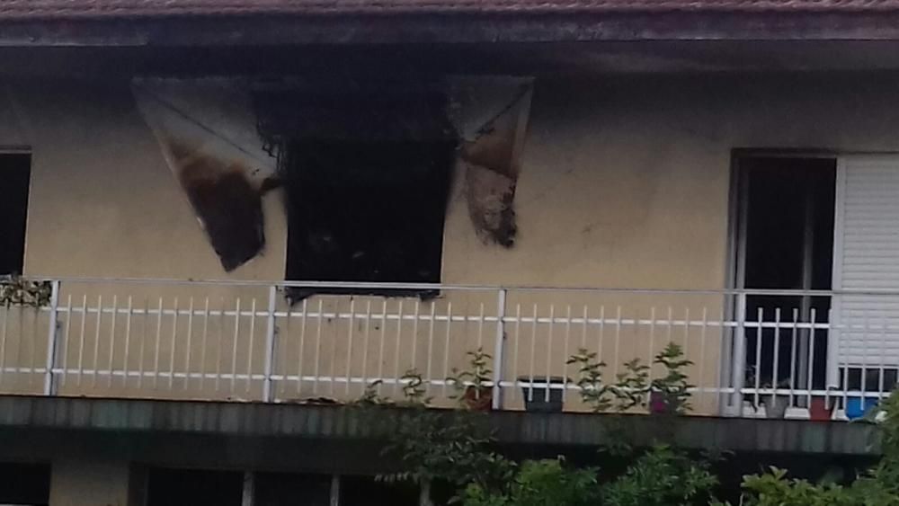 Los bomberos intervienen en el incendio de una casa en A Estrada