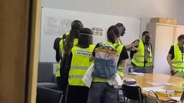 Los huelguistas de segundo de bachillerato hacen la evaluación esposados en l'Alcúdia