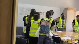 Los huelguistas de segundo de bachillerato de l'Alcúdia evalúan esposados en protesta por los servicios mínimos